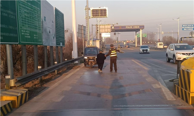 李健帮助迷路老人1.jpg 李健帮助迷路老人1.jpg