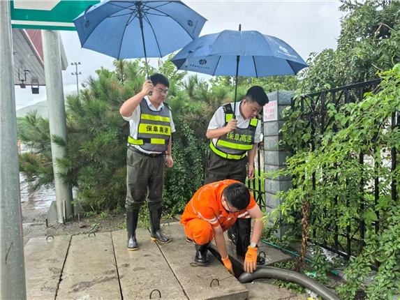 7.24雨中巡查照片.jpg