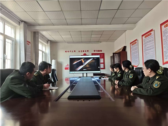 3.白合收费站组织观看典型事故警示教育片.jpg 3.白合收费站组织观看典型事故警示教育片.jpg